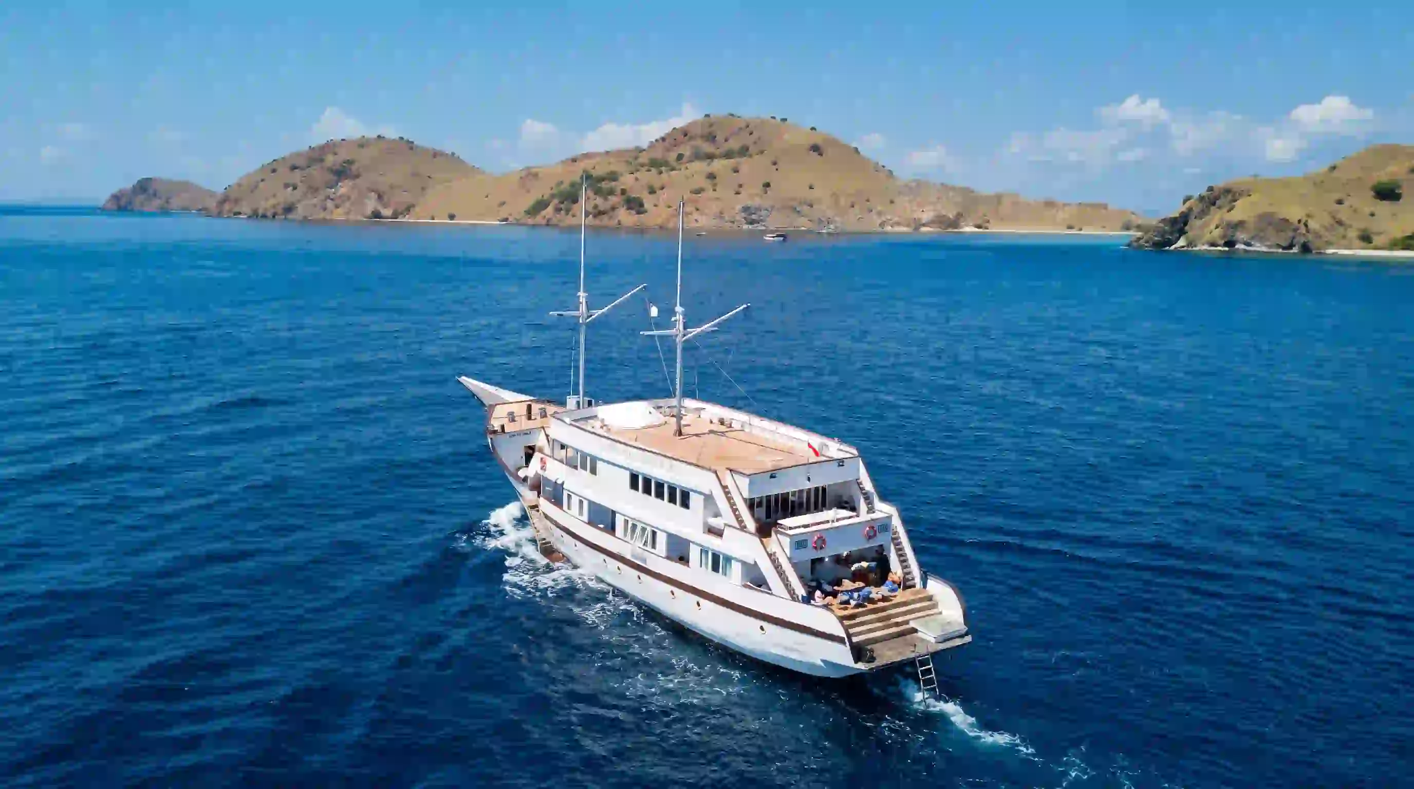 Insider Planning: Navigating Your Luxury ‘Bali Yacht Week’ & Raja Ampat Charter